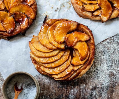 Mini puff pastry apple tarts with salted caramel